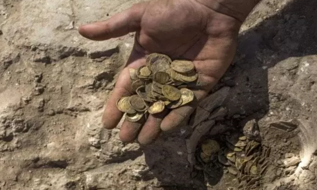 تفسير حلم العثور على ذهب في التراب للمتزوجة والعزباء والرجل لابن سيرين - رزق مدفون